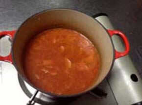 ホールトマトを水をたして煮込む