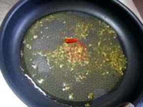 赤唐辛子、パセリ、にんにく、アンチョビを炒める