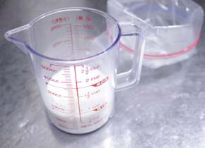 ヨーグルト、牛乳を計量する