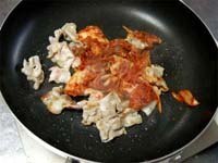 豚肉と白菜キムチを炒める