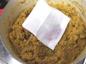 カレー粉を入れ軽く炒めて、残りのスパイス類も加える