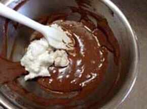 メレンゲをチョコの生地に３回に分けて混ぜ合わせる