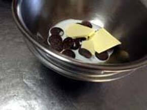チョコレート、バター、牛乳をボウルに入れて湯せんにかける
