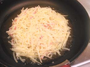 フライパンを熱してサラダ油をしき、具材を入れて丸く形をととのえる