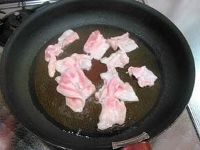 フライパンに大さじ１/２のサラダ油を熱し豚肉を炒める