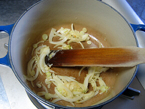 鍋に半量のバターを入れ玉ねぎ、白ねぎをしんなりするまで炒める