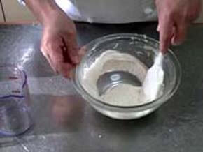 耐熱容器に白玉粉、砂糖を加え水を少しづつたしながら、よく混ぜる