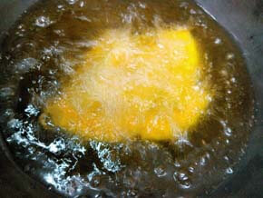 カボチャを揚げ油（１６５℃ぐらい）入れ、色づくまで揚げる