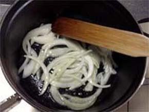 鍋にバターを溶かし、玉ねぎを透き通るまで炒める