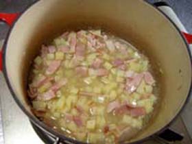 ６のスープを注いでじゃがいもが柔らかくなるまで煮る