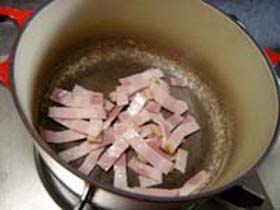 別の鍋にベーコンを入れ、弱火で脂がでるまで炒める