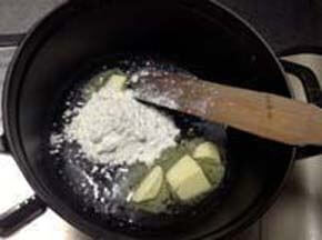 鍋にバターを溶かし、薄力粉を入れて炒める