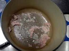 鍋に油を入れて玉ねぎ、ベーコンを炒める