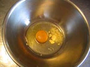 ボウルに卵、オリーブ油、チーズ、塩を入れる