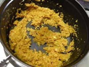 カレー粉、ターメリック、クミン、ブイヨンの素、鶏がらスープの素、塩を加え軽く炒める