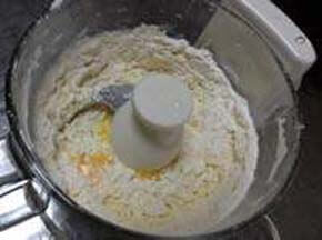 さらさらの状態になったら、卵、冷水、塩を加え再度混ぜる