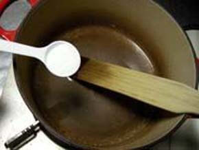 鍋に水を入れ、そのなかに３を少しずつ混ぜながら入れる