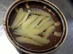 Immerse salted herring roe in salt water for in order to take salt