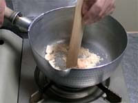 鍋に白みそと砂糖を入れ混ぜる