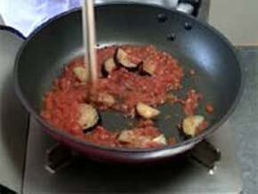 さらに、トマトソースを加えて沸騰させ濃度をととのえたら火をきる