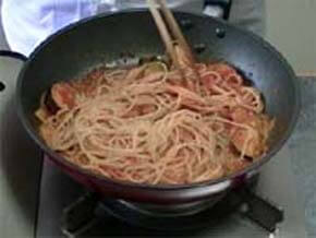 ゆであげたスパゲッティを加えソースとからめて塩・こしょうする