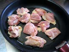 鶏もも肉を入れ、両面を焼く
