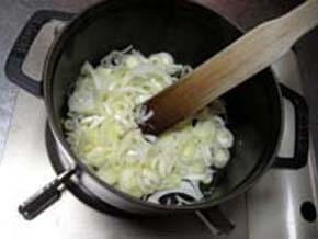 鍋にバターを溶かし、白ねぎと玉ねぎを焦がさないようよく炒める