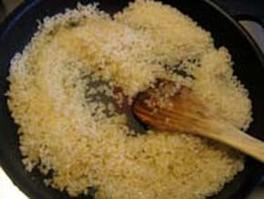 オリーブ油をたし玉ねぎ、米を入れ炒める