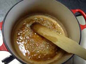 Put the apricot jam and water in a pot. It melts over the fire