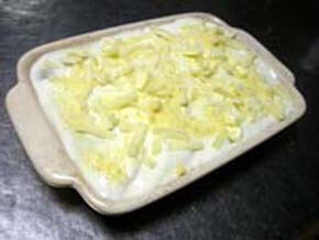 作業を２回くりかえし、ホワイトソースを上に塗りパルメザン、バターを散らす