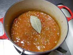 トマトホール、トマトホールと同量の水、ローリエ、ブイヨンの素を入れ煮る