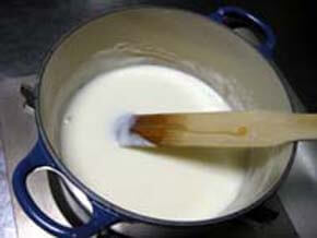 牛乳を注いでホワイトソースを作る