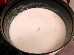 鍋に炒めたベーコンを入れ牛乳、水、チキンブイヨンの素を加えホイッパーでのばす