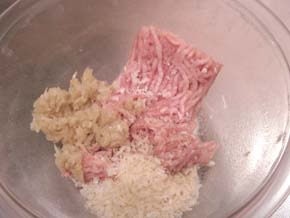 ボウルに鶏ミンチ、炒めた玉ねぎ、パン粉、牛乳、塩・こしょうを入れる