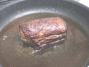 Heat the frying pan with the salad oil and bake the beef