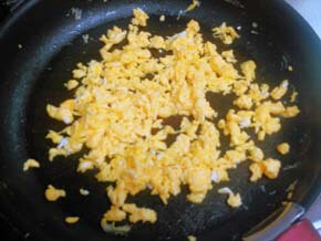 フライパンにサラダ油を熱し、溶き卵を炒めていり卵を作る