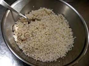 煮汁で、もち米に色づけする