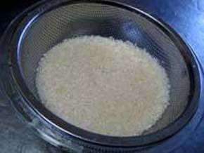 お米を水洗い