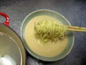 器に調味料を入れ中華スープでのばしたところに麺を入れる