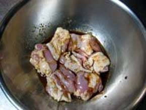 鶏もも肉を漬け汁に１５～３０分ぐらい漬けておく