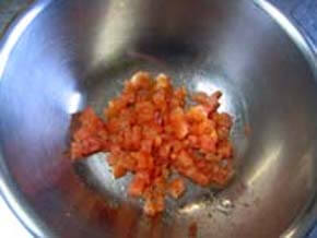 ボウルにトマトを入れ塩・こしょうし混ぜ合わす