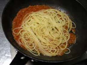 茹であがったスパゲッティを３のフライパンに入れる