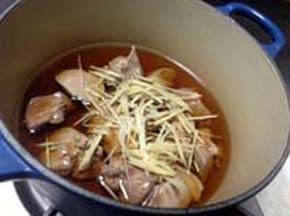 鍋に鶏レバー、しょうが、調味料、水を入れ煮詰める