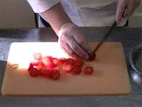 プチトマトはへたを取り、半分に切る