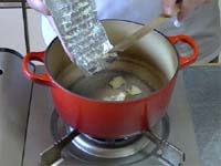 鍋にごま油をしきにんにく、しょうがを炒める