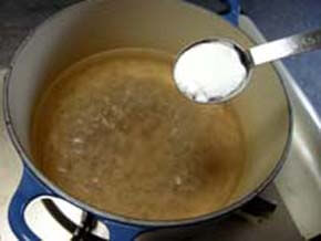 鍋に熱湯を沸かし塩(分量外）を加える