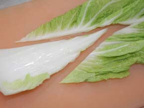 白菜は硬い部分と柔らかい部分をわけるためにV字に切る
