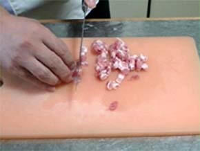 豚肉は、８ｍｍ幅ぐらいに切る