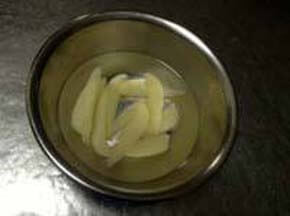 Immerse salted herring roe in salt water for 3 hours to 1 day in order to take salt