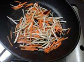 Put the drained burdock and carrot, stir fry until the fire passes through
